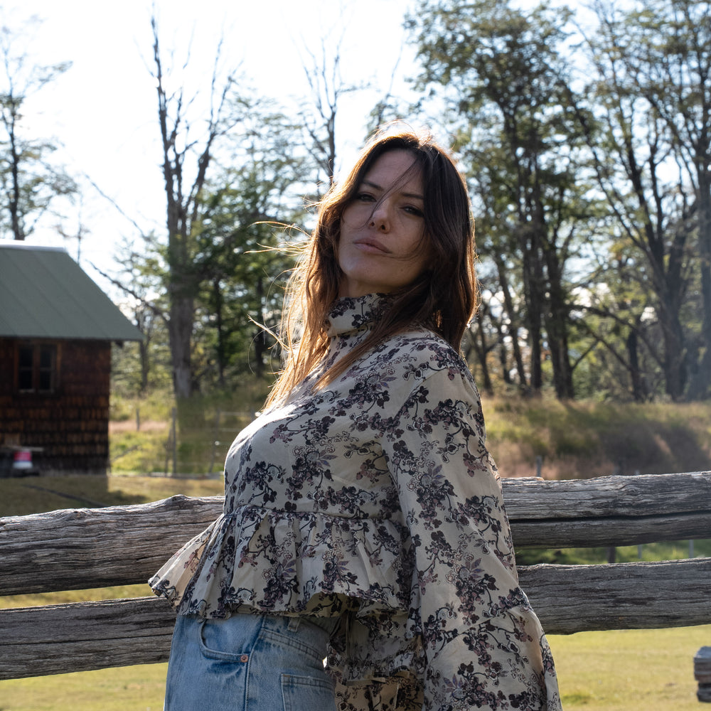 
                  
                    Blusa Boho Flores
                  
                