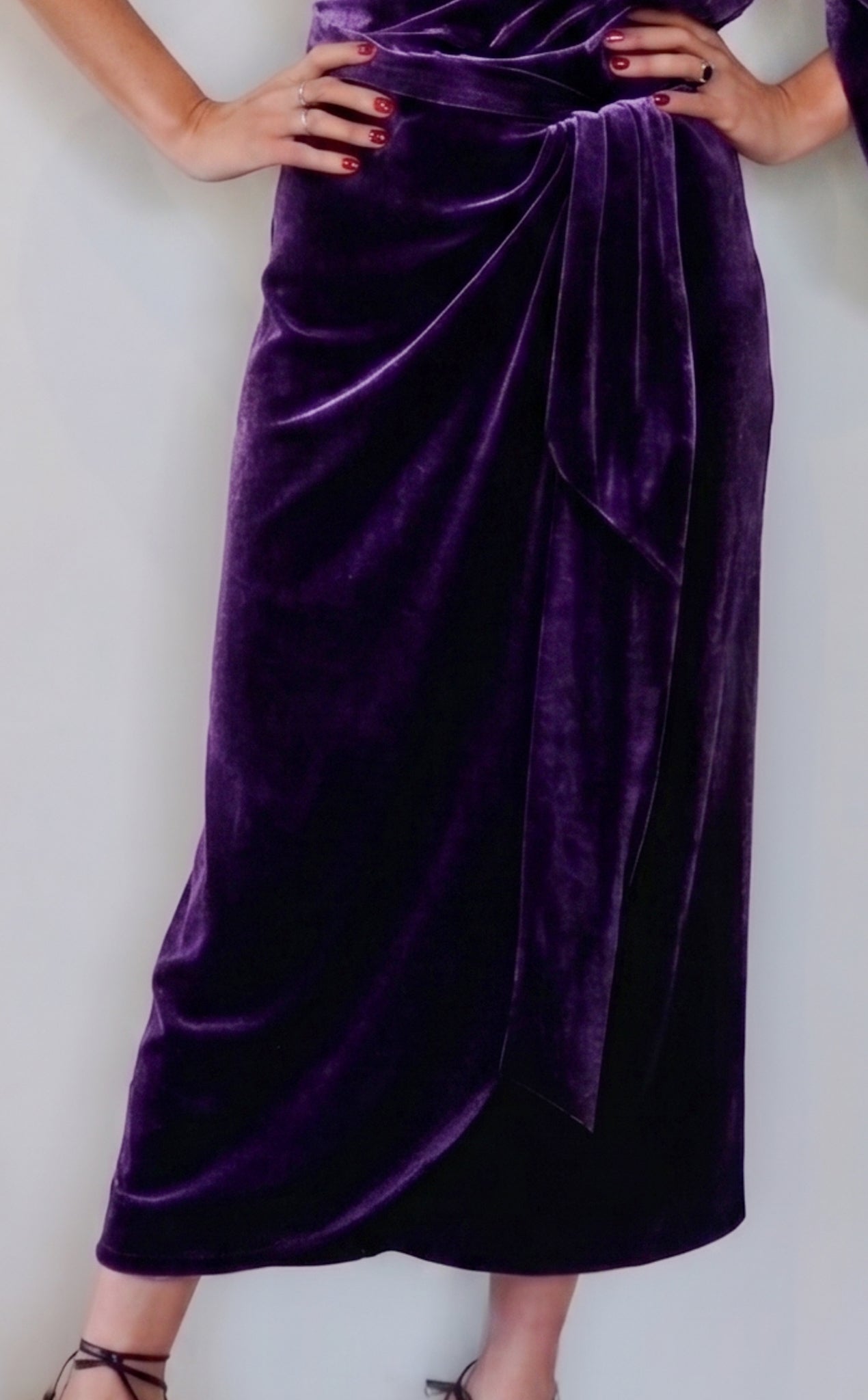 
                  
                    FALDA LARGA TERCIOPELO MORADO
                  
                