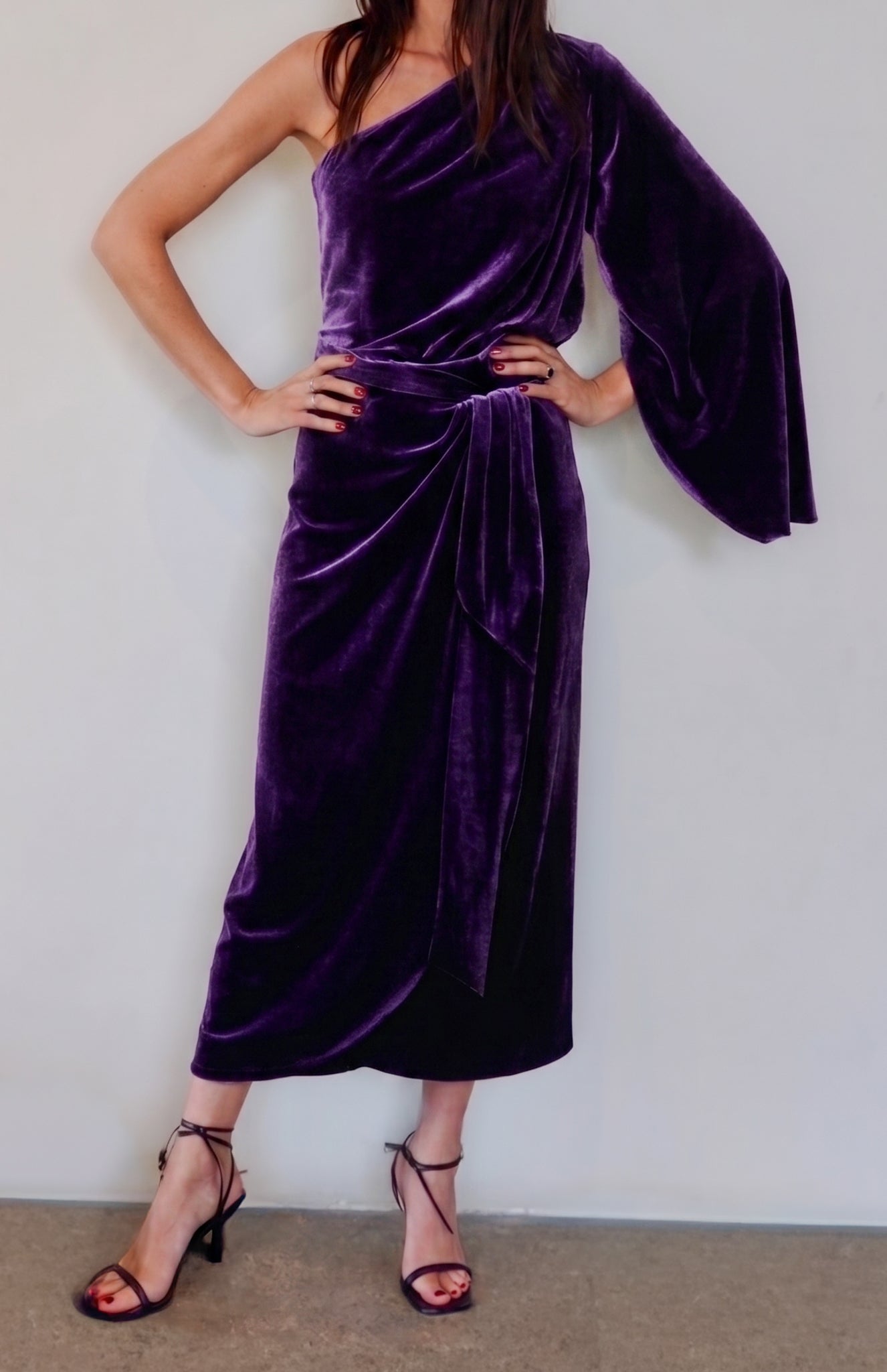 
                  
                    TOP UN HOMBRO MANGA LARGA TERCIOPELO MORADO
                  
                