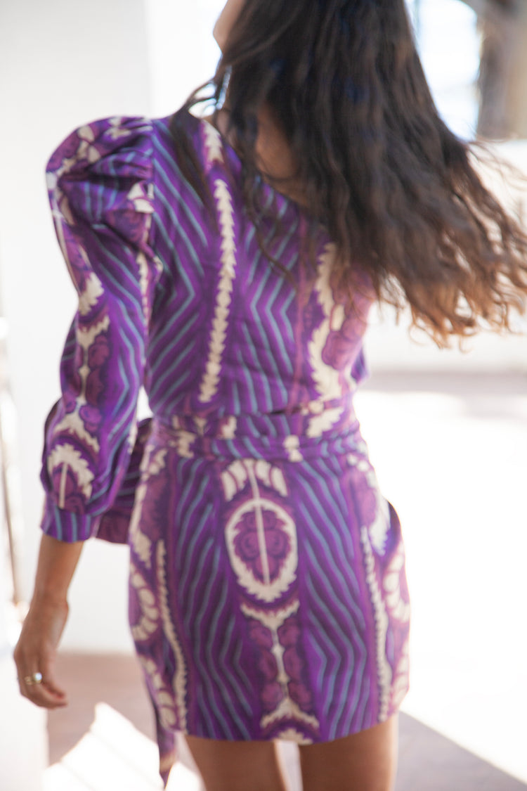 
                  
                    Blusa un hombro rococó morado
                  
                