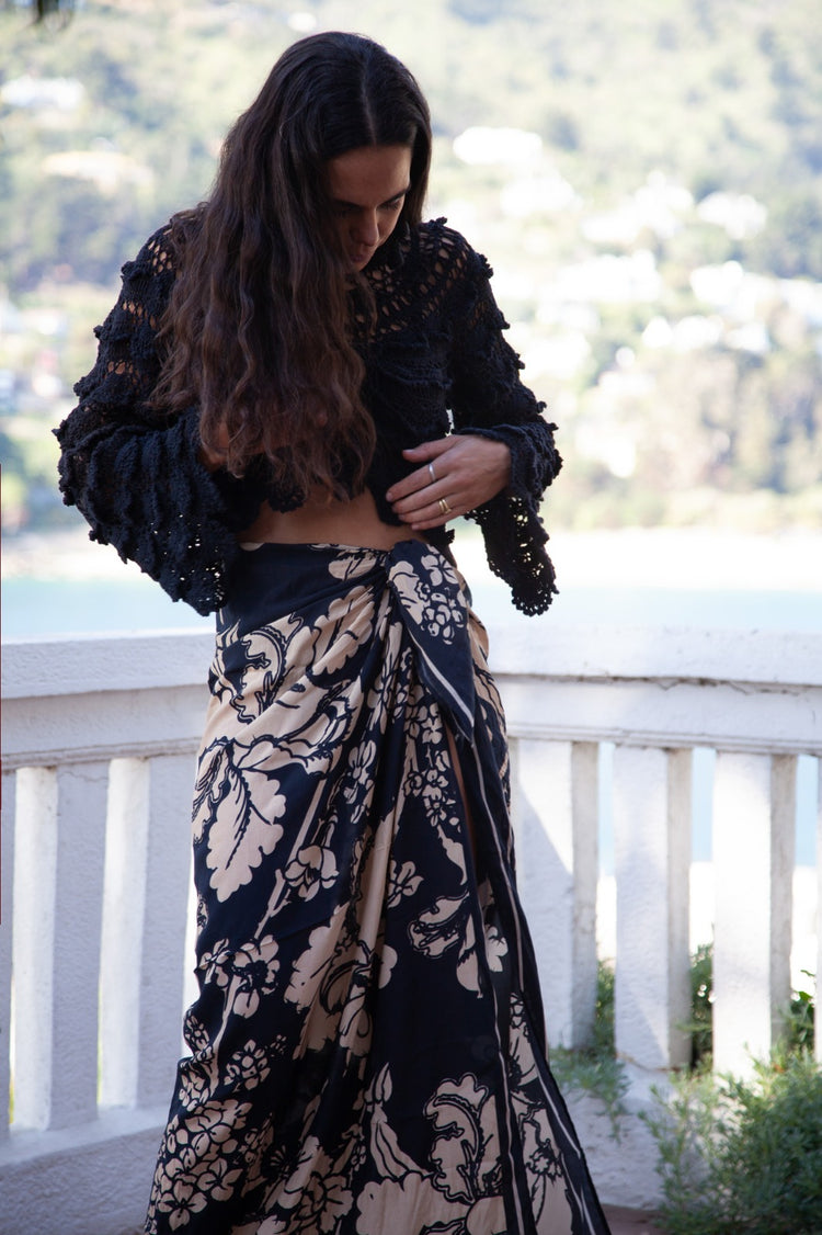 
                  
                    Pareo flores negro beige
                  
                