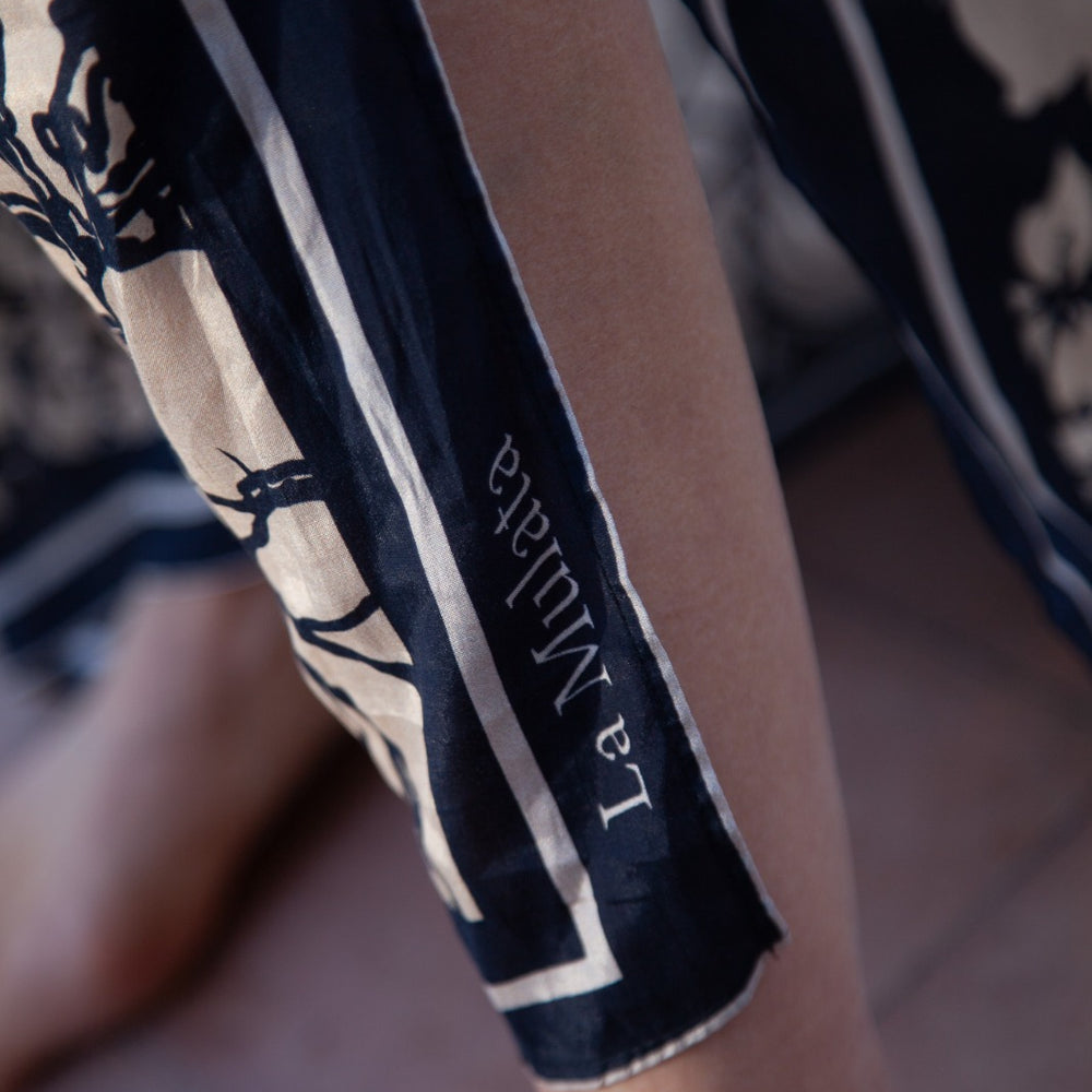 
                  
                    Pareo flores negro beige
                  
                