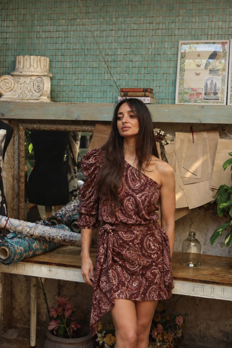 
                  
                    Blusa un hombro romantico burdeo
                  
                