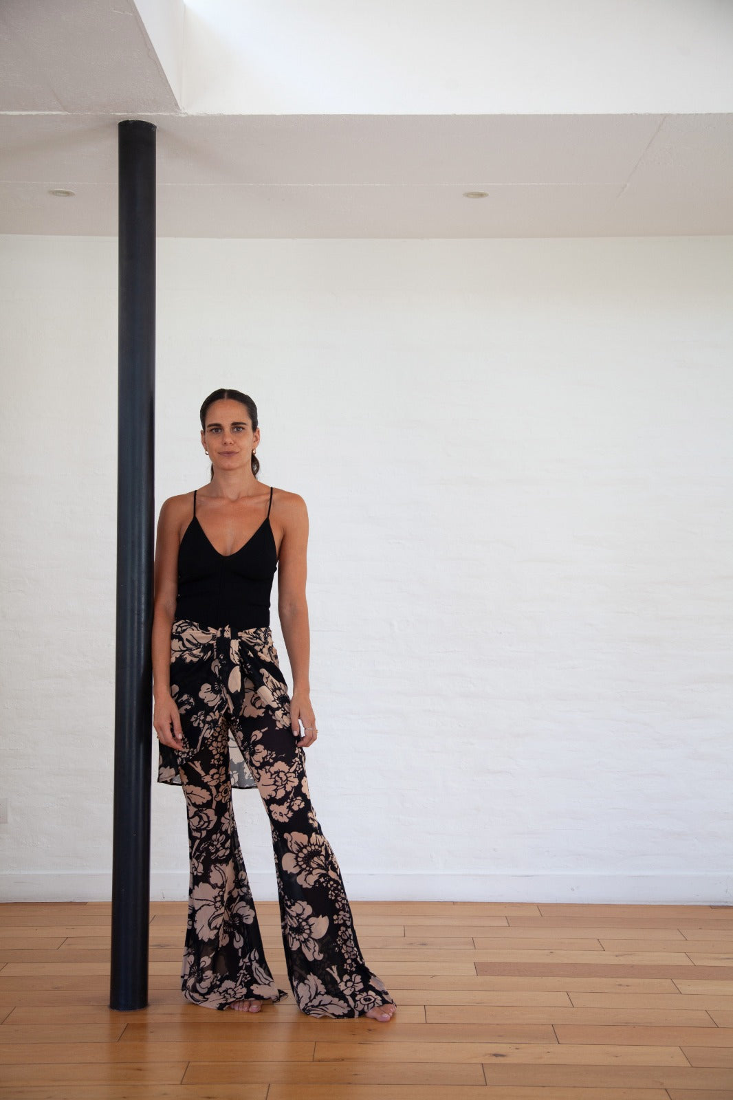 
                  
                    Pantalón pasley flores negro
                  
                