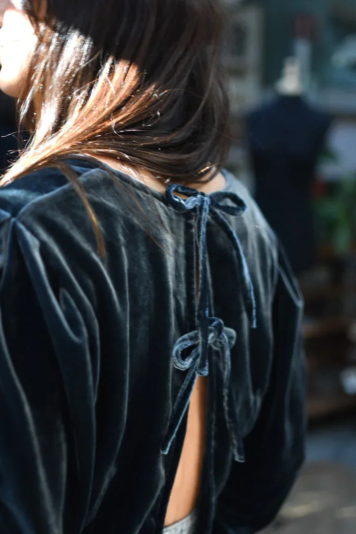 
                  
                    Blusa de terciopelo de seda azul con mangas con volumen en el hombro, detalle de la manga.
                  
                