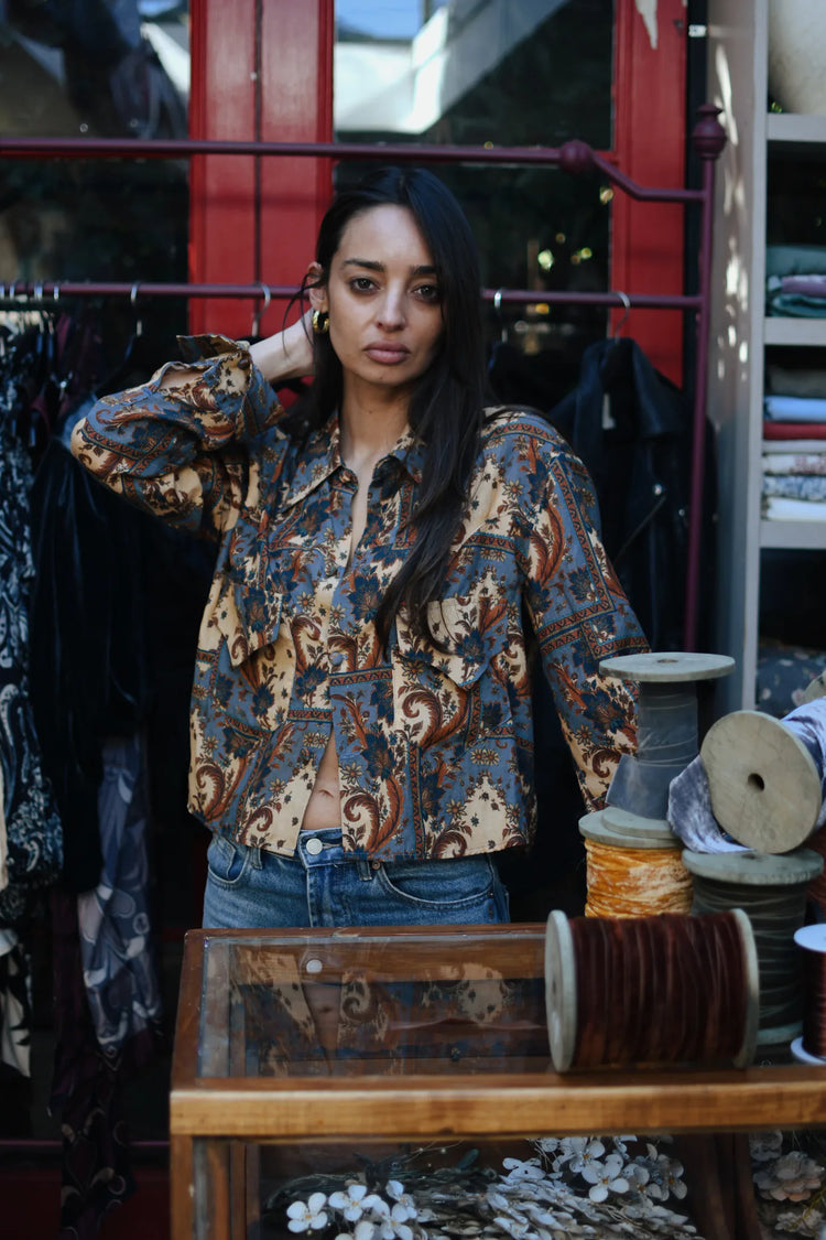 Blusa de corte vaquero con estampado patchwork azul y terracota, vista frontal.