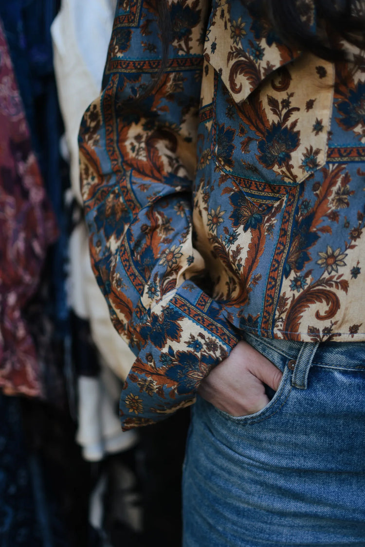 
                  
                    Blusa de corte vaquero con estampado patchwork azul y terracota, vista posterior.
                  
                