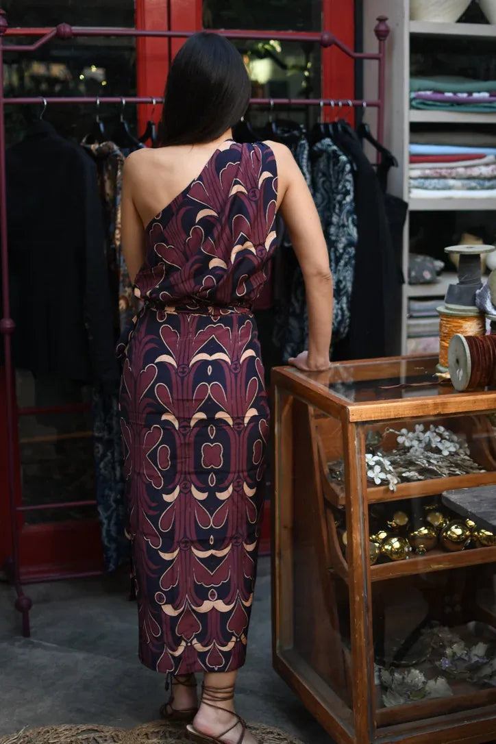 Falda larga recta de voile con estampado flor de loto en burdeo y azul noche, vista posterior de cuerpo completo.