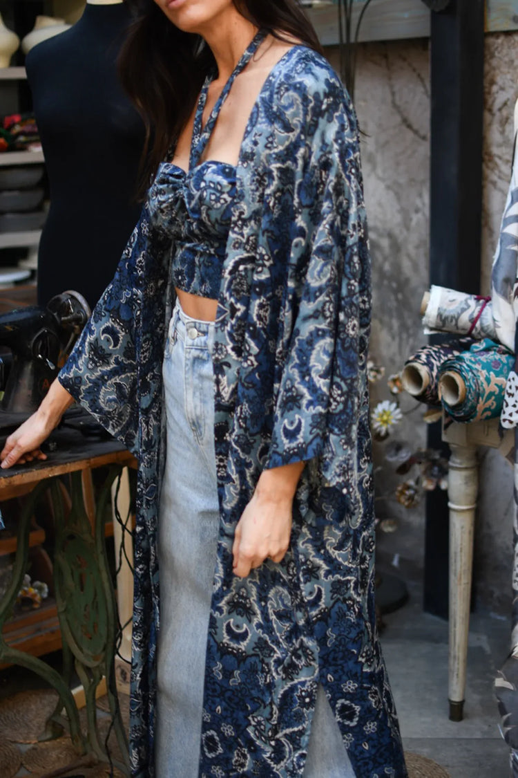Kimono largo de símil tencel con estampado paisley azul y mangas amplias, vista frontal, llevado abierto.