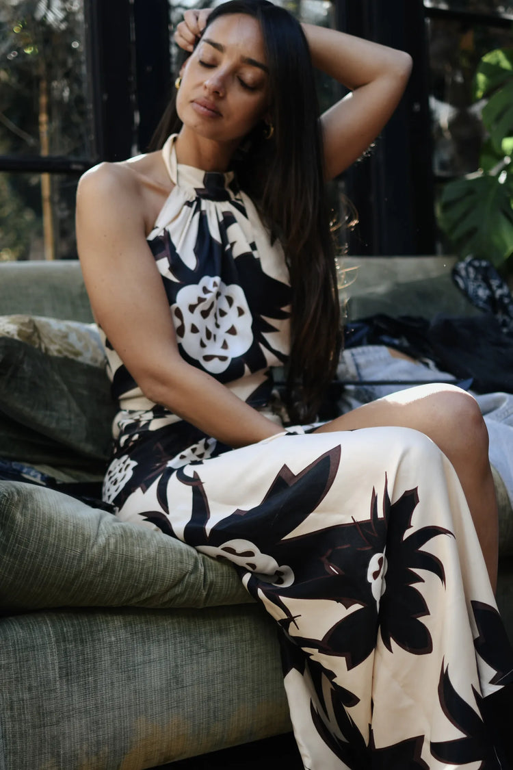 Top halter de símil tencel con estampado floral crudo y negro, espalda descubierta, vista frontal.
