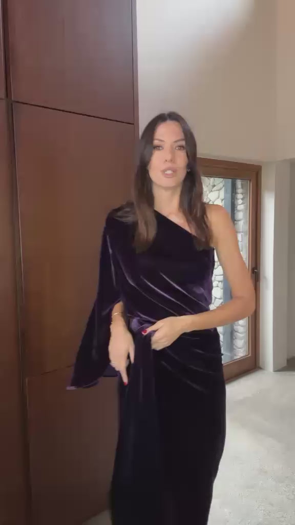 
                  
                    Cargar y reproducir video en el visor de la galería, TOP UN HOMBRO MANGA LARGA TERCIOPELO MORADO
                  
                